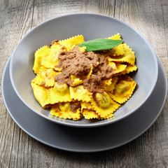 piatto di ravioli al sugo di brasato