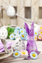 Festlich gedeckter Ostertisch