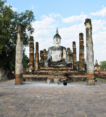 Obraz premium Ancient stone Buddha in Sukhothai Historical Park, Thailand