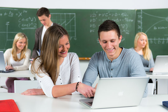 studenten helfen sich gegenseitig