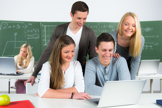 sch&uuml;lergruppe schaut aufs laptop