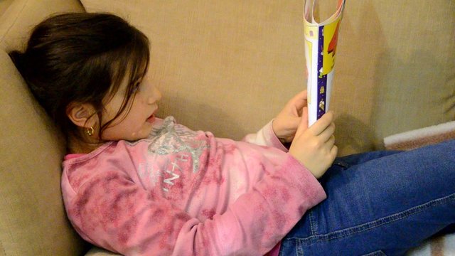 Schulm&auml;dchen beim lesen