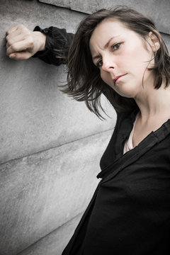 femme dos au mur