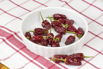 Chillischoten in einer weißen Schüssel