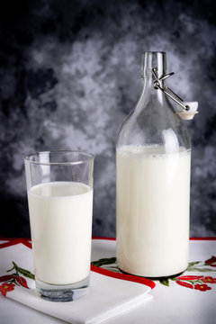 bicchiere di latte fresco