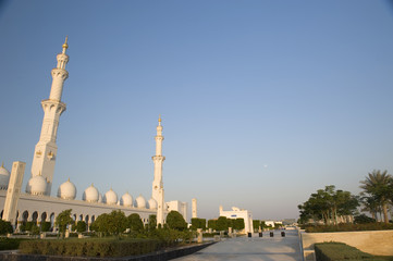 Fototapeta na wymiar Meczet w Abu Zabi