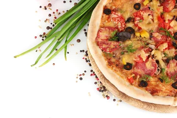 Foto op Plexiglas heerlijke pizza, groenten, kruiden en olie geïsoleerd op wit © Africa Studio