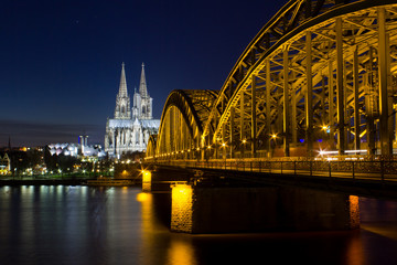 Fototapeta premium cologne cityscape at night