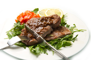 filetto di carne su letto di rucola e salsa all'aceto balsamico