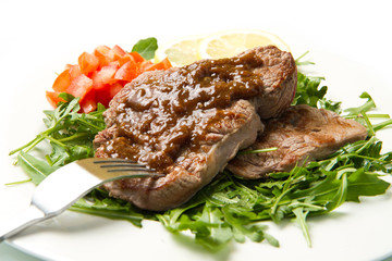 filetto di carne su letto di rucola e salsa all'aceto balsamico