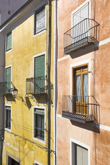Fototapeta na wymiar Kolorowe fasady w mieście Cuenca, Castilla la Mancha, Spai