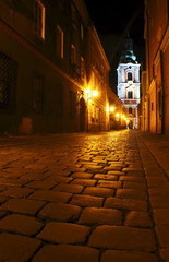Kościelna wieża na ulicy Klasztornej nocą w Poznaniu