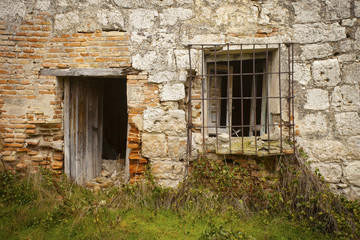 Fototapeta na wymiar Opuszczony Dom na wsi
