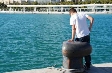 Hombre mirando el mar