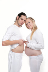 Junges Paar mit Babybauch
