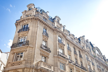 Fototapeta premium Haus - Altbau in Paris - Eckhaus