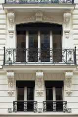 nobles Haus mit Balkon in Paris - Altbau