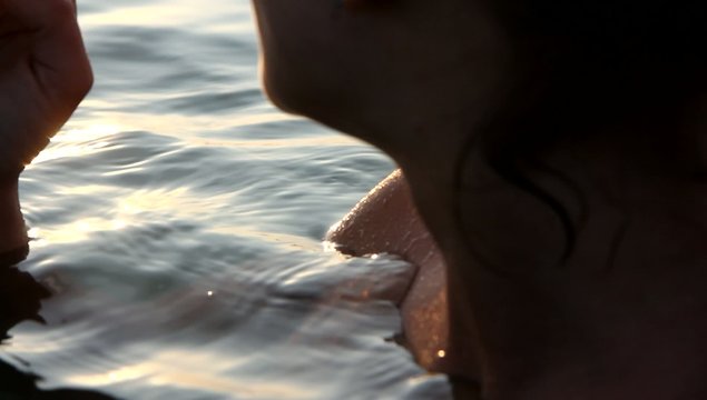ragazza con sigaretta in vacanza al mare