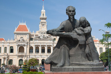 Fototapeta na wymiar Statua Ho Chi Minh z dziewczyną i poczta w Sajgonie