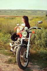 Fototapeta na wymiar Młoda kobieta rowerzysta na wiejskiej drodze