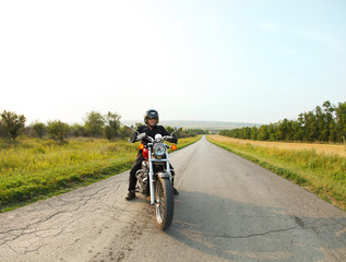 Fototapeta na wymiar Biker na drodze krajowej
