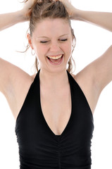 Fototapeta premium Junge Frau in schwarzem Abendkleid lacht