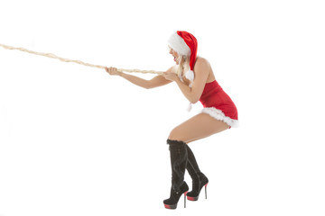 junge sexy blonde Frau im Weihnachtskostüm