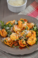 Tortellini in Tomatensauce mit Ruccola