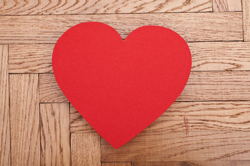Obraz na płótnie Canvas red paper heart on wooden background