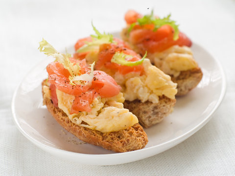 bread with salmon and egg