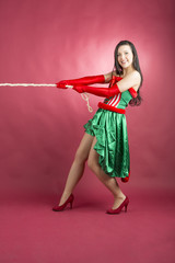 junge sexy brünette Frau im Weihnachtskostüm
