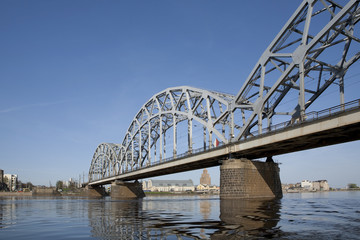 Латвия. Рига. Железнодорожный мост через реку Даугава.