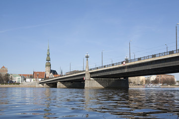 Fototapeta na wymiar Латвия. Город Рига. Вид с реки Даугавы на старый город