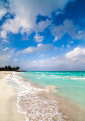 Fototapeta na wymiar Karaiby plaża z błękitne niebo i chmury