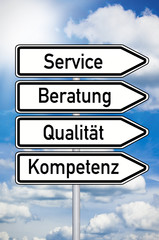Wegweiser mit Service, Beratung, Qualität und Kompetenz