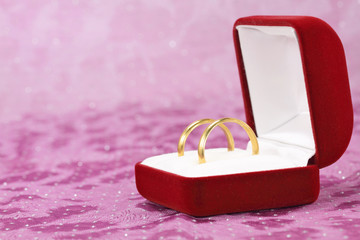 A pair of wedding rings in jewelry box