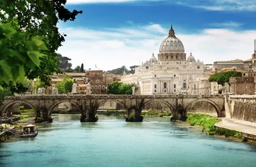 Fotobehang zicht op de Tiber en de Sint-Pietersbasiliek in Vaticaan © Iakov Kalinin