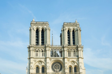 Fototapeta na wymiar Notre Dame de Paris katedra w letni dzień