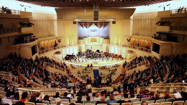 turns light and people waiting for concert