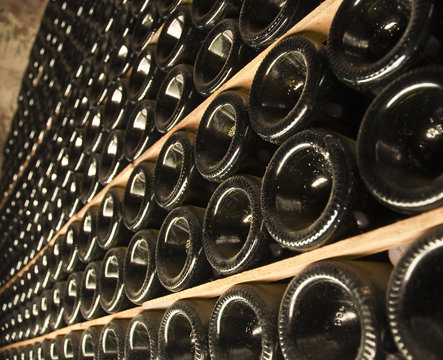 Bouteilles de vin dans une cave
