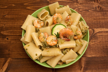 Paccheri al sugo di zucchine e gamberi