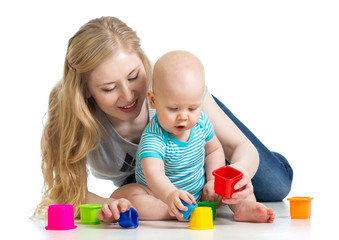 Obraz na płótnie Canvas chłopiec dziecko i matka grać razem z kubkiem zabawek