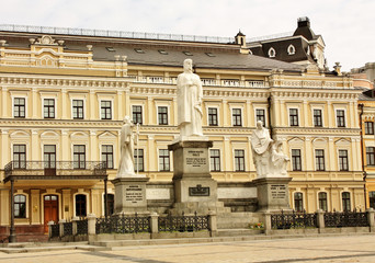 Fototapeta na wymiar Monument to the outstanding people of Kiev
