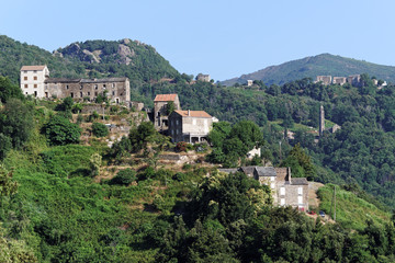 Fototapeta na wymiar Corse, village et église de costa verde