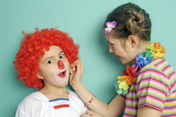 Kinder im Karneval schminken sich