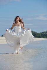 Fototapeta na wymiar asian bride na plaży