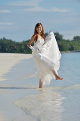 Fototapeta na wymiar asian bride on beach