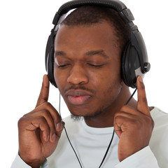 Attraktiver dunkelhäutiger junger Mann hört Musik