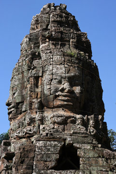 Têtes monumentales à l'entrée du temple de Ta Prohm
