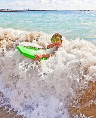 Obraz premium boy has fun with the surfboard